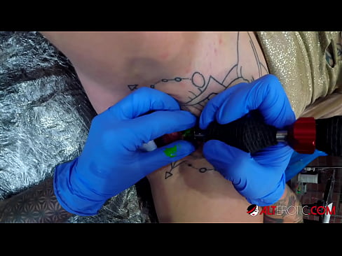 ❤️ Ekstremt tatoveret hottie Sully Savage fik en tatovering på sin klitoris Anal video at da.sex00.top ❌️❤